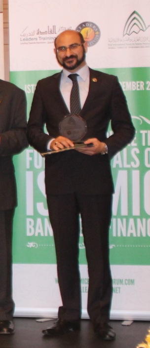 Dr Muharib Al-Suhairi receiving IT_Speaker_of_the_year award 2017